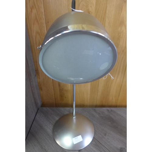 1554 - A silver retro style table lamp