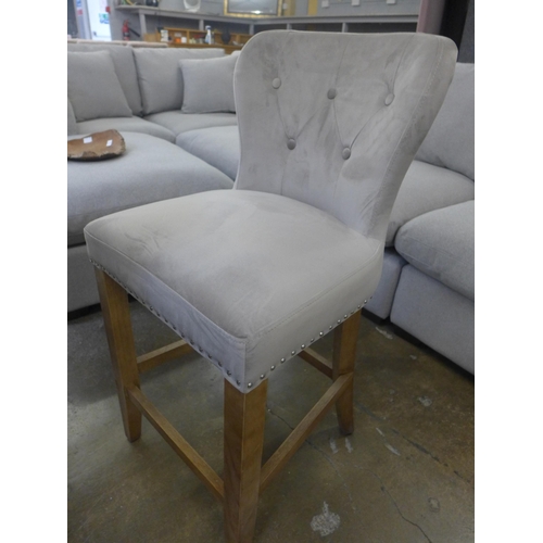 1565 - A Chennai bar table with a set of four Arlo taupe bar stools