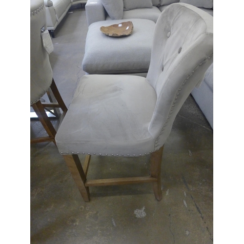 1565 - A Chennai bar table with a set of four Arlo taupe bar stools