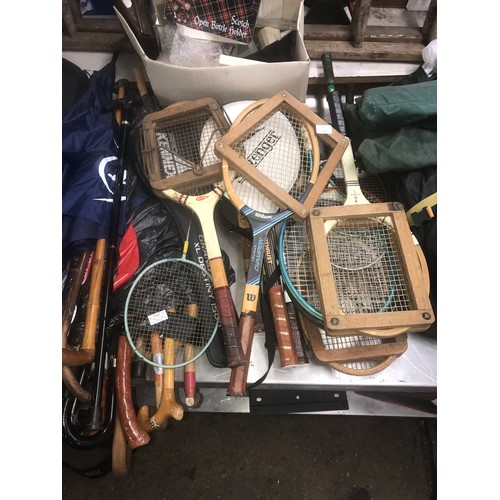 2141 - Thirteen vintage tennis and badminton racquets