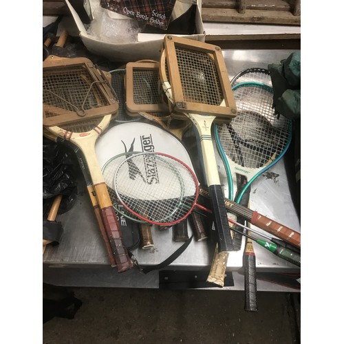 2141 - Thirteen vintage tennis and badminton racquets