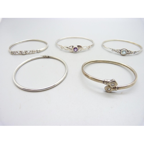 1002 - Five silver bangles, 42g