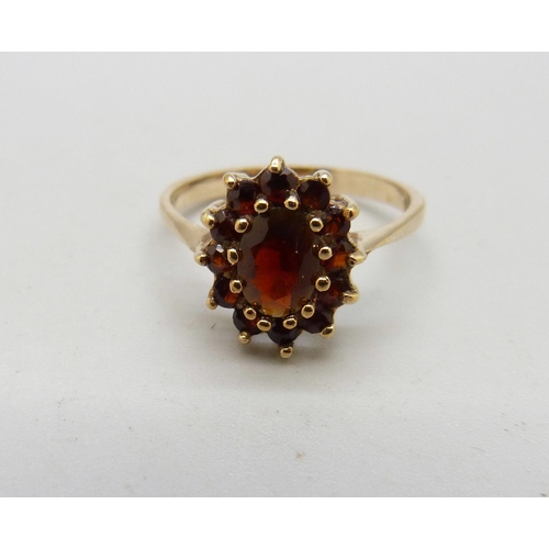 1019 - A 9ct gold and garnet cluster ring, 2.4g, P