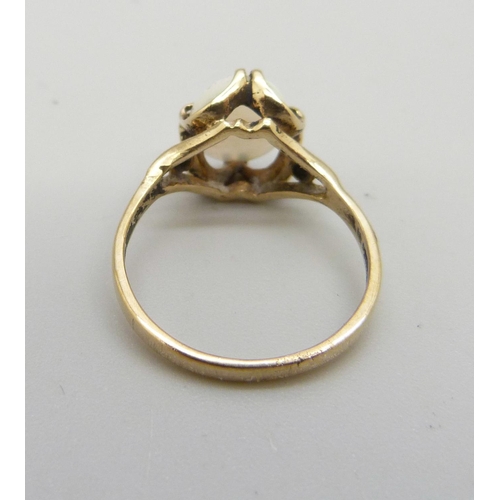 1021 - A 9ct gold and opal ring, 2.1g, N