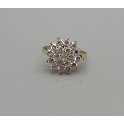 1033 - A 9ct gold, white stone cluster ring, 2.3g, K