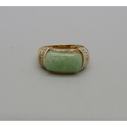 1035 - A 9ct gold, jade and diamond ring, a/f, 3.2g, I