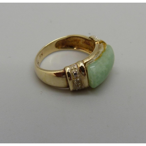 1035 - A 9ct gold, jade and diamond ring, a/f, 3.2g, I