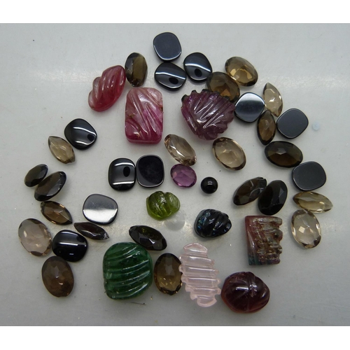 1040 - A collection of unmounted gemstones