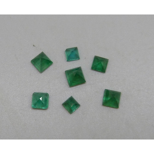 1044 - Unmounted emerald stones