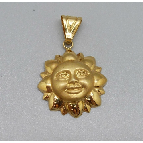 1055 - An 18ct gold 'smiling Sun' pendant, 2.9g, 25mm