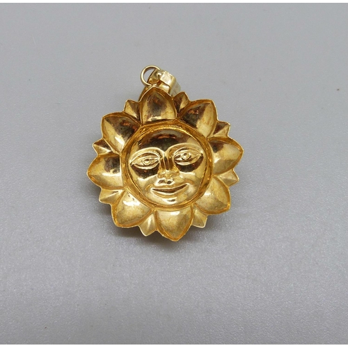 1055 - An 18ct gold 'smiling Sun' pendant, 2.9g, 25mm