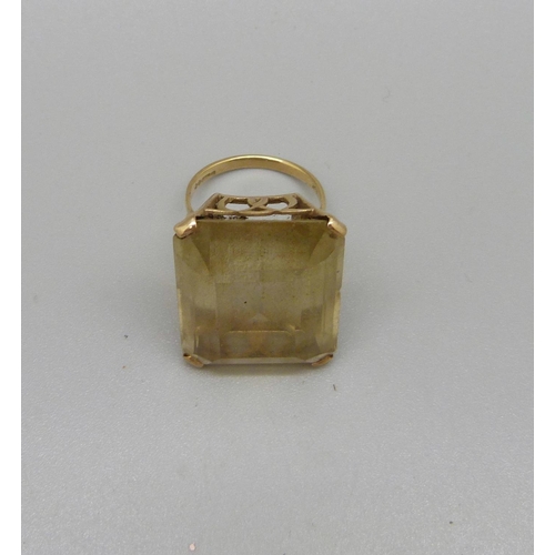 1058 - A 9ct gold ring set with a large stone, total weight 13.2g, stone approximately 20mm x 25mm, chip on... 