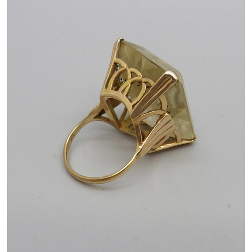 1058 - A 9ct gold ring set with a large stone, total weight 13.2g, stone approximately 20mm x 25mm, chip on... 