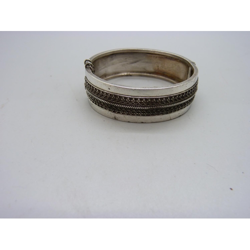 1073 - A Victorian bangle, 50mm x 57mm