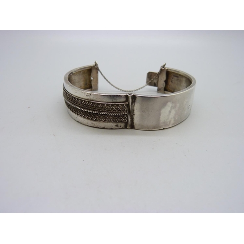 1073 - A Victorian bangle, 50mm x 57mm