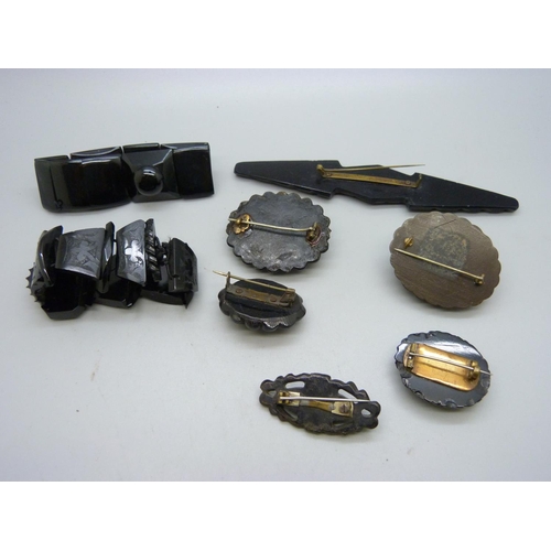 1082 - Two jet bracelets, a jet brooch, a bog oak brooch and four other brooches