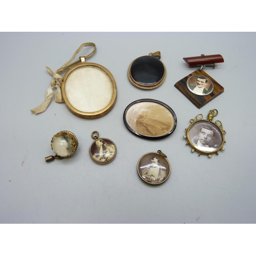 1083 - A collection of picture brooches and pendants