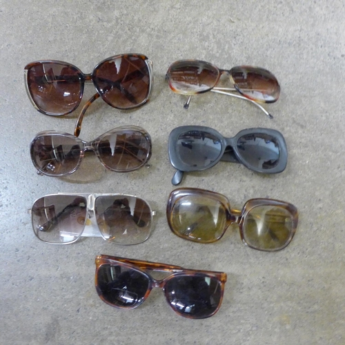 1112 - A collection of vintage sunglasses**PLEASE NOTE THIS LOT IS NOT ELIGIBLE FOR POSTING AND PACKING**