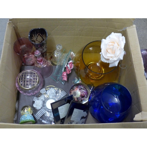 1115 - A collection of coloured glass, etc.**PLEASE NOTE THIS LOT IS NOT ELIGIBLE FOR POSTING AND PACKING**