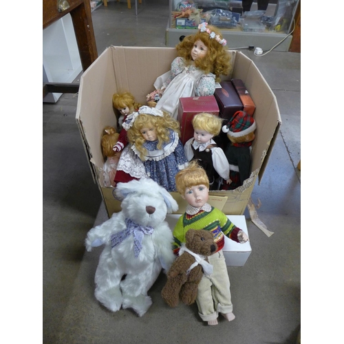 1159 - A box of modern costume dolls, most boxed and a Teddy bear**PLEASE NOTE THIS LOT IS NOT ELIGIBLE FOR... 