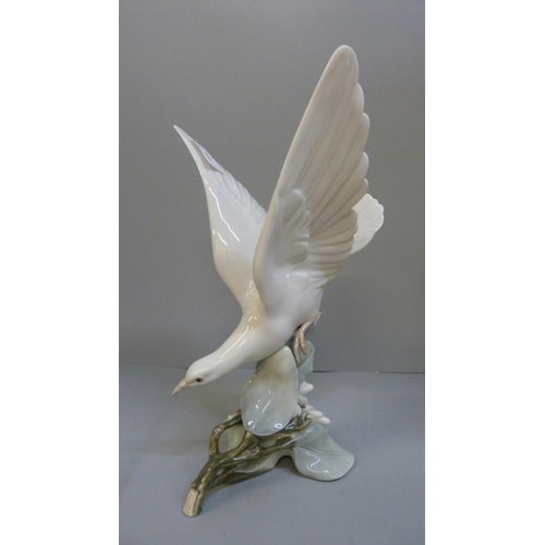 604 - A large Lladro figure of a seagull