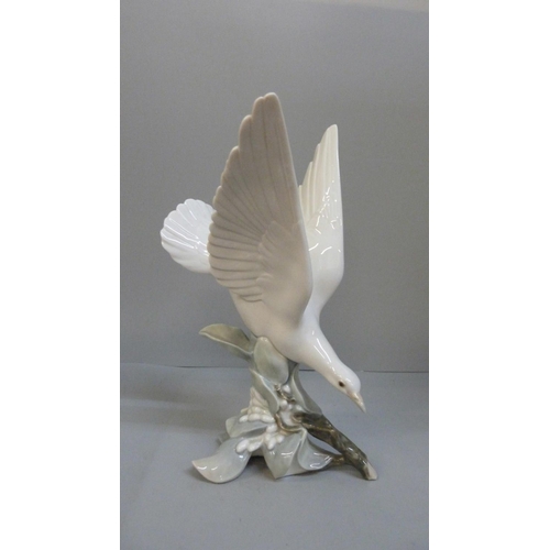 604 - A large Lladro figure of a seagull