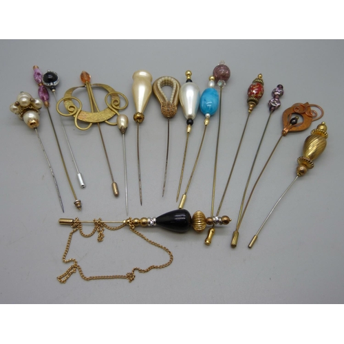 616 - Assorted costume jewellery, brooches, etc.