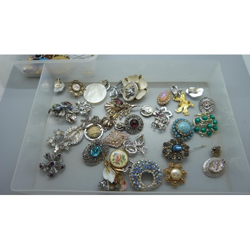 616 - Assorted costume jewellery, brooches, etc.