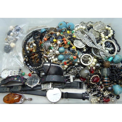 616 - Assorted costume jewellery, brooches, etc.