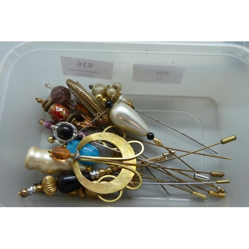 616 - Assorted costume jewellery, brooches, etc.