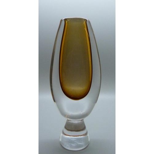 620 - A Kosta Boda vase, Vicke Linstraum, signed, 14.5cm