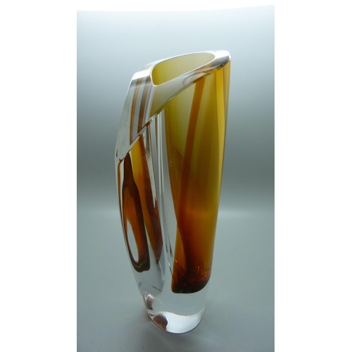 622 - A Kosta Boda vase, Goran Warff, amber, 2002, 24cm