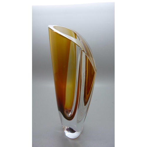 622 - A Kosta Boda vase, Goran Warff, amber, 2002, 24cm