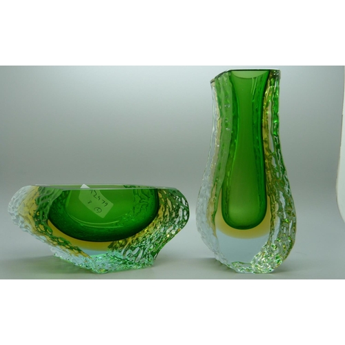 624 - Two Murano Somerso items, an ashtray and a vase, both chipped