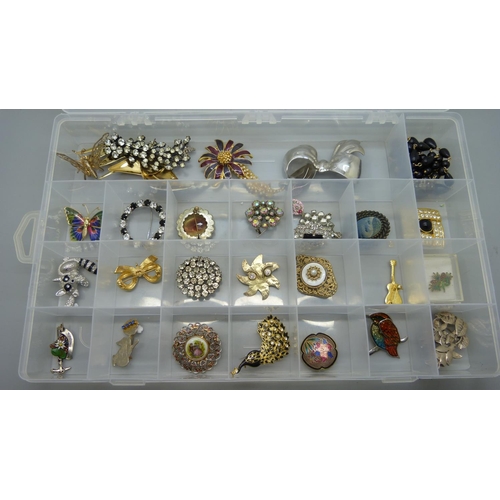 692 - A collection of vintage brooches