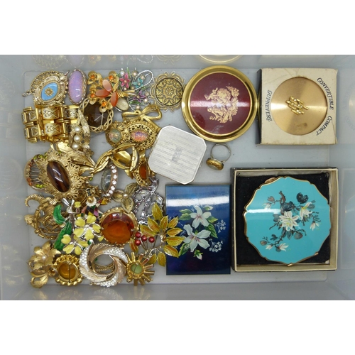 702 - Various compacts and brooches