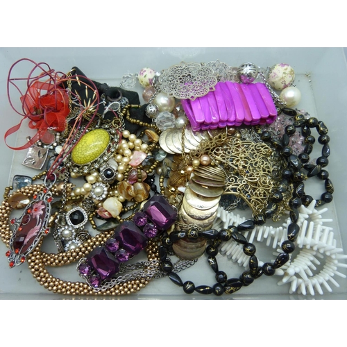 710 - Vintage and modern costume jewellery