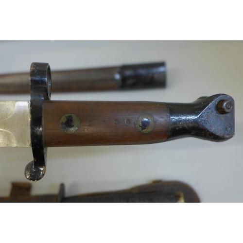 837 - A WWI bayonet and a Commando knife, both with scabbards