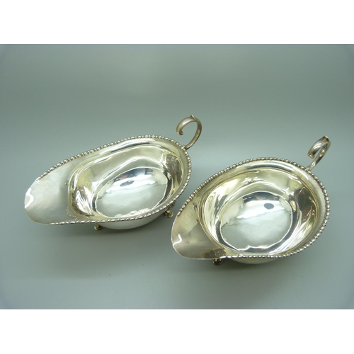 844 - A pair of silver sauce boats, London 1913, 186g