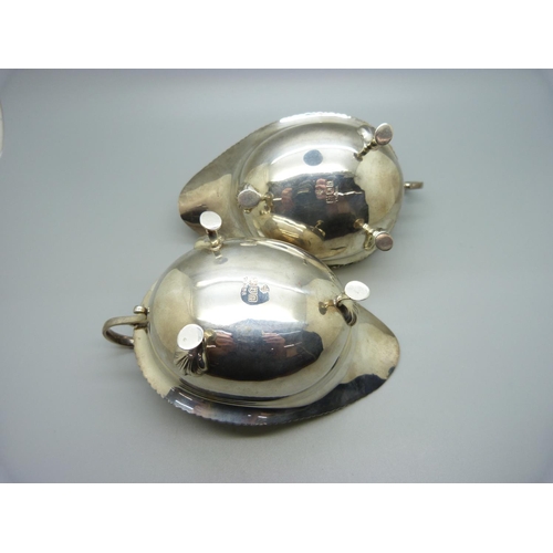 844 - A pair of silver sauce boats, London 1913, 186g