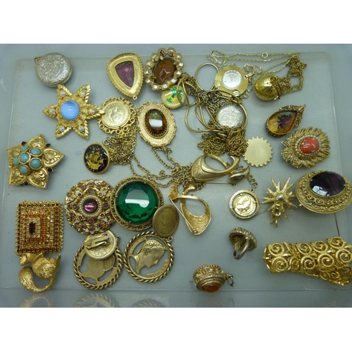 863 - Gold tone jewellery, etc.