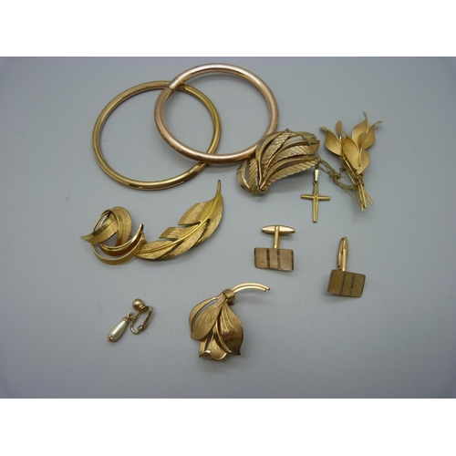 863 - Gold tone jewellery, etc.