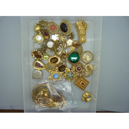 863 - Gold tone jewellery, etc.