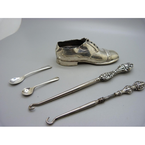 871 - A novelty silver shoe pin cushion, a/f, two button hooks and two silver salt spoons