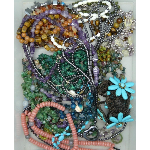 894 - Gemstone jewellery including malachite, amethyst, tigers eye, etc.