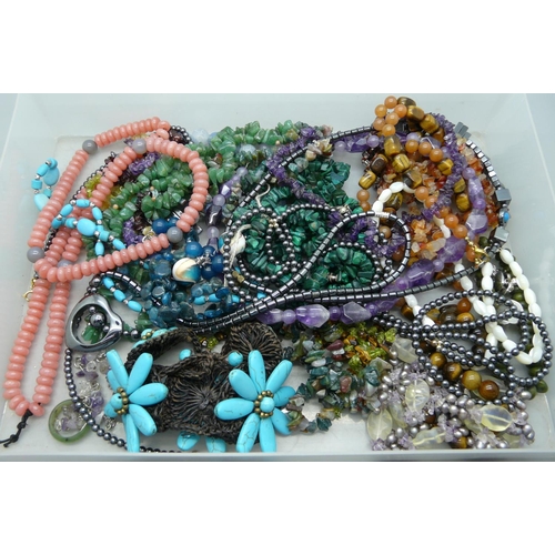 894 - Gemstone jewellery including malachite, amethyst, tigers eye, etc.