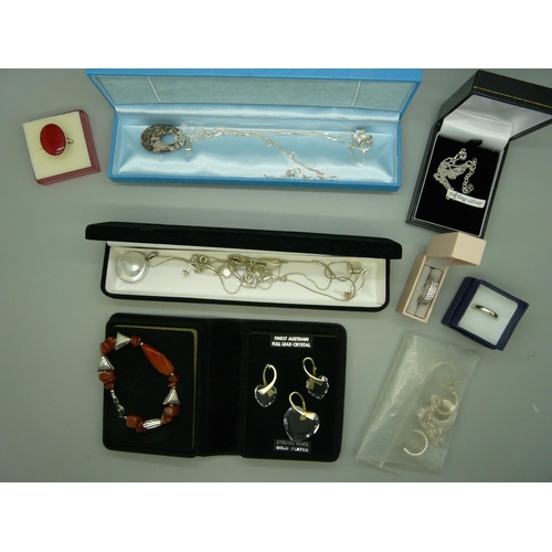 895 - A collection of silver and silver mounted jewellery