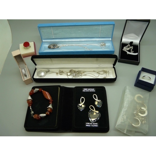 895 - A collection of silver and silver mounted jewellery