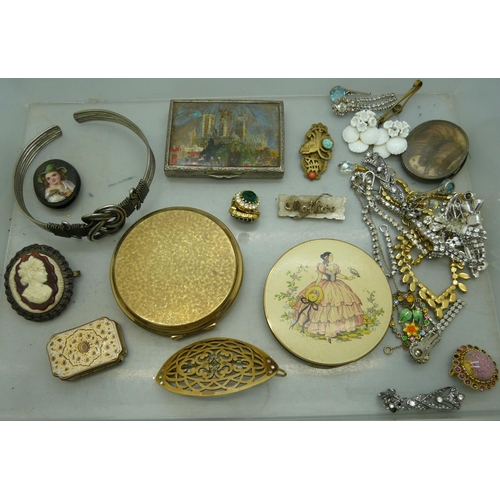 896 - Compacts, vintage jewellery, etc.