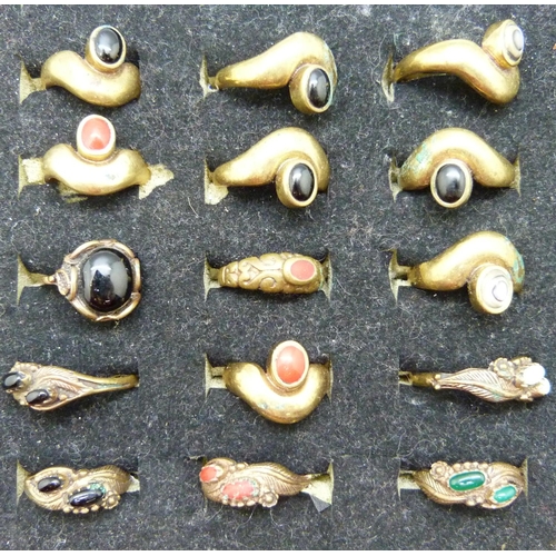 897 - Fifteen bronze rings